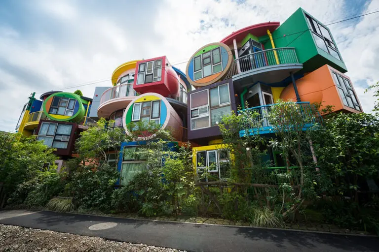 Estos edificios coloridos incorporan el color como parte de su arquitectura, desde las fachadas y estructuras hasta los espacios interiores.