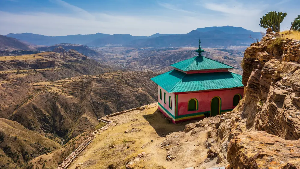 4 lugares construidos en las alturas místicos que desafían al vértigo 4 lugares construidos en las alturas místicos que desafían al vértigo