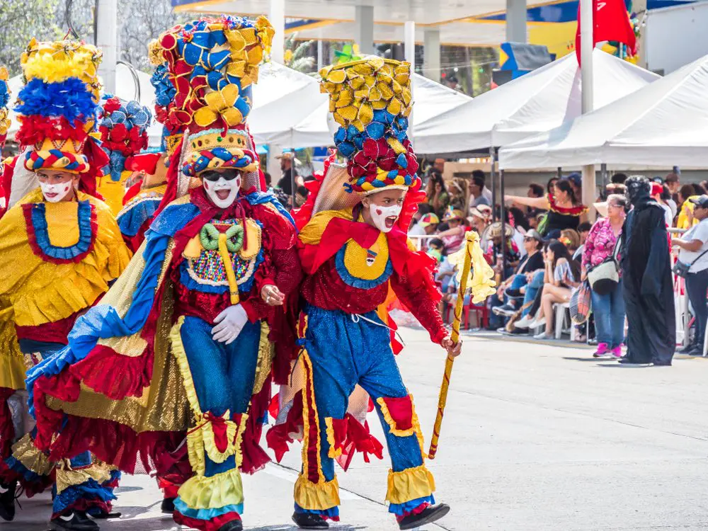 De Barranquilla a Río de Jainero: cinco carnavales del mundo que hay que vivir al menos una vez Congos en el Carnaval de Barranquilla