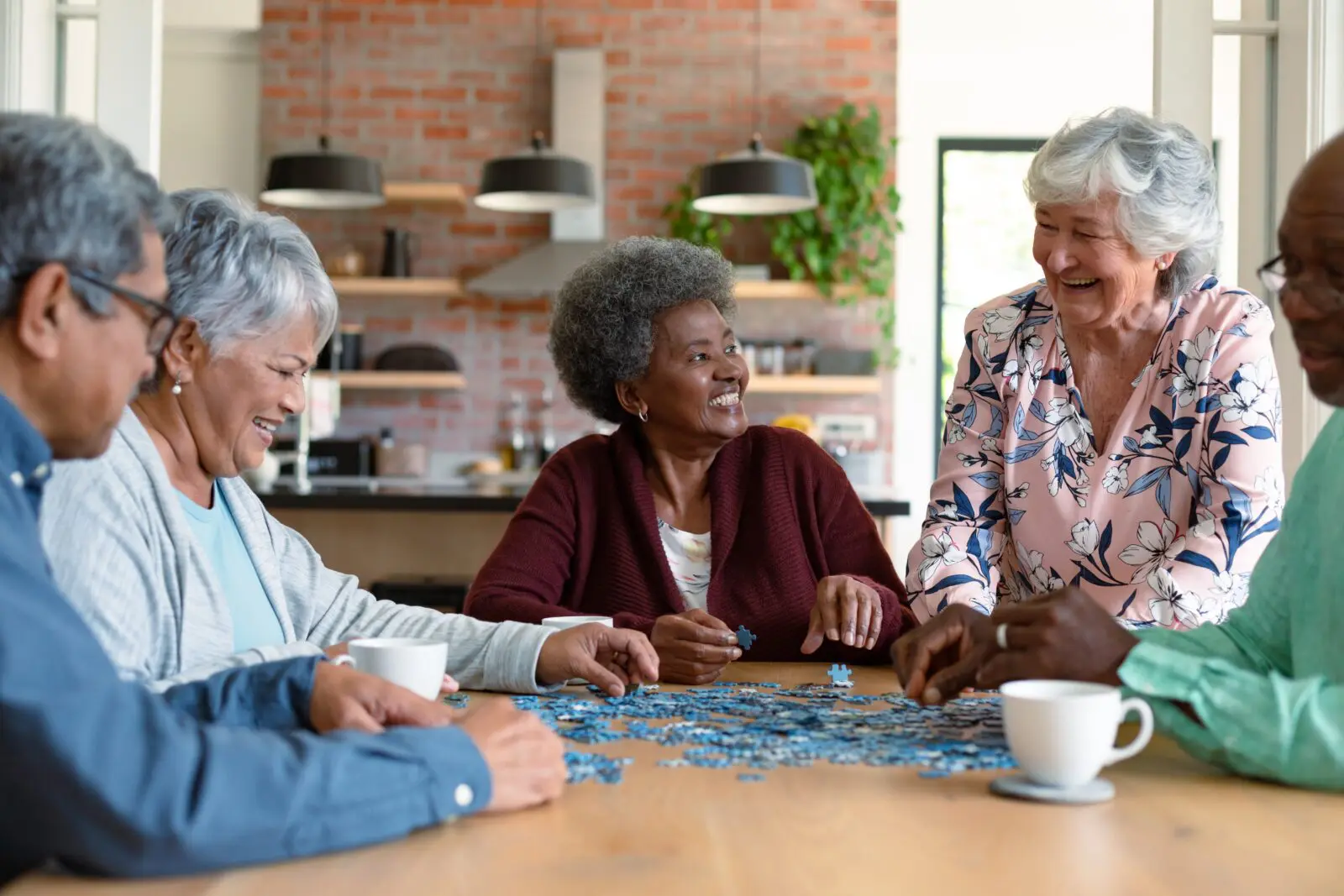 Adultos mayores participan en actividades cotidianas asociadas al cuidado de la salud cognitiva, eje del estudio LatAm-FINGERS realizado en América Latina.