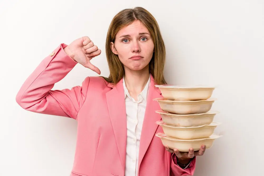 Vivir para trabajar tiene nombre: esto es el Síndrome del Tupper Mujer oficina síndrome del Tupper