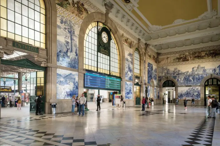 Las estaciones de tren reúnen arquitectura, historia y movimiento en algunos de los edificios más reconocibles de grandes ciudades del mundo.