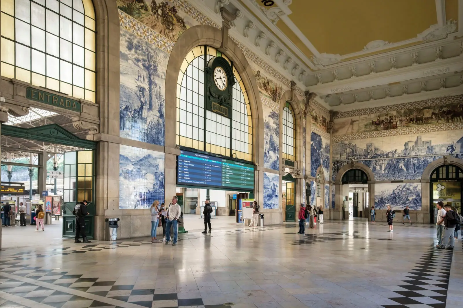 Las estaciones de tren reúnen arquitectura, historia y movimiento en algunos de los edificios más reconocibles de grandes ciudades del mundo.