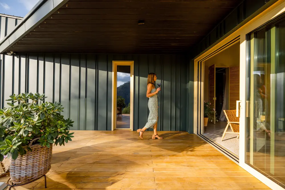 Mujer en terraza casas tontas