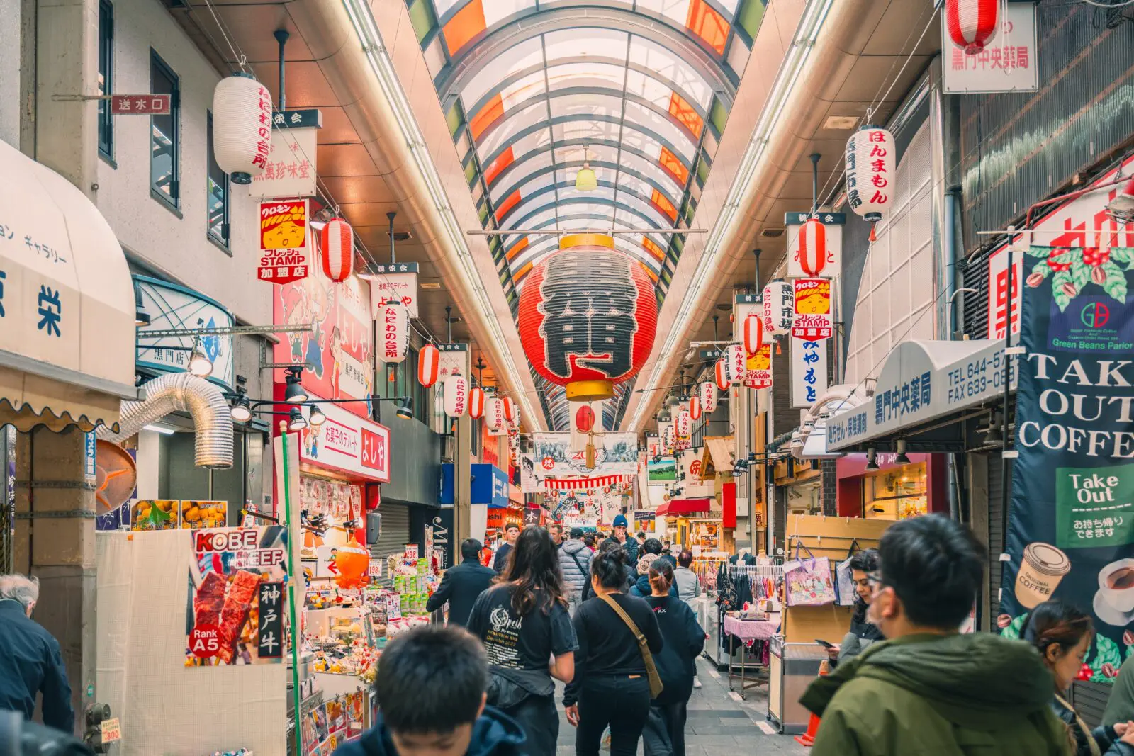 Mercados, restaurantes escondidos y comida callejera hacen parte de las experiencias que Travel Trends 2026 asocia con las nuevas formas de viajar impulsadas por la gastronomía. Crédito: Booking.com.