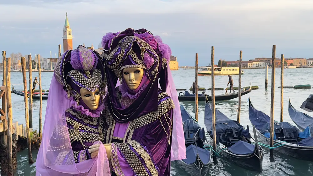 De Barranquilla a Río de Jainero: cinco carnavales del mundo que hay que vivir al menos una vez Venecia Italia 28 de febrero de 2025 Vista de la laguna de Venecia, al fondo el campanario de la iglesia de San Giorgio Maggiore, en primer plano una máscara púrpura del carnaval veneciano del siglo XVIII