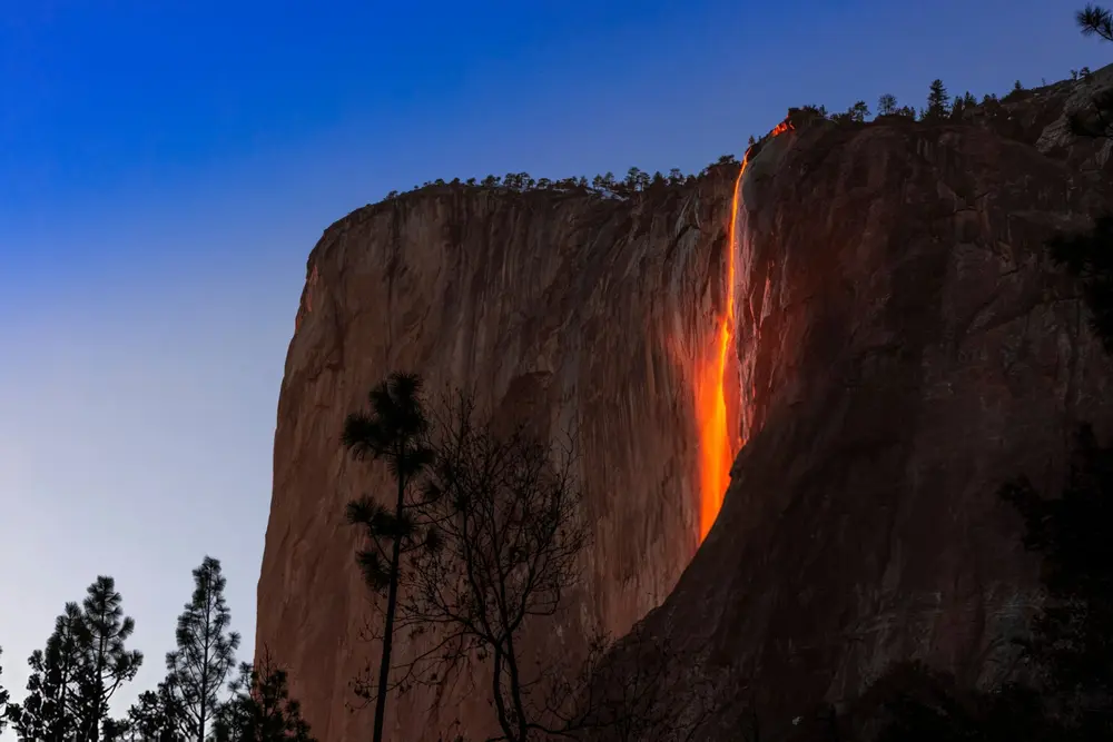Caída de la cascada de fuego