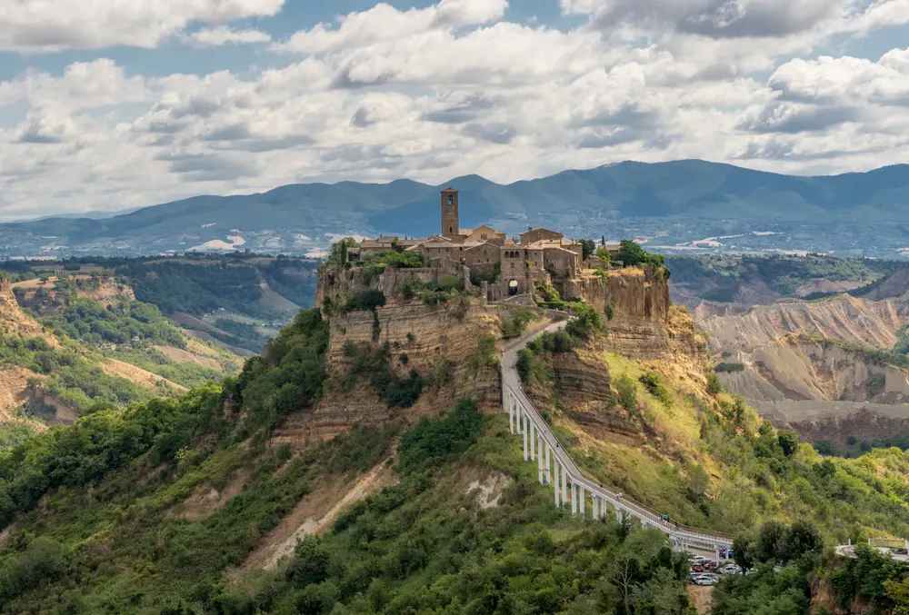 4 lugares construidos en las alturas místicos que desafían al vértigo 4 lugares construidos en las alturas místicos que desafían al vértigo