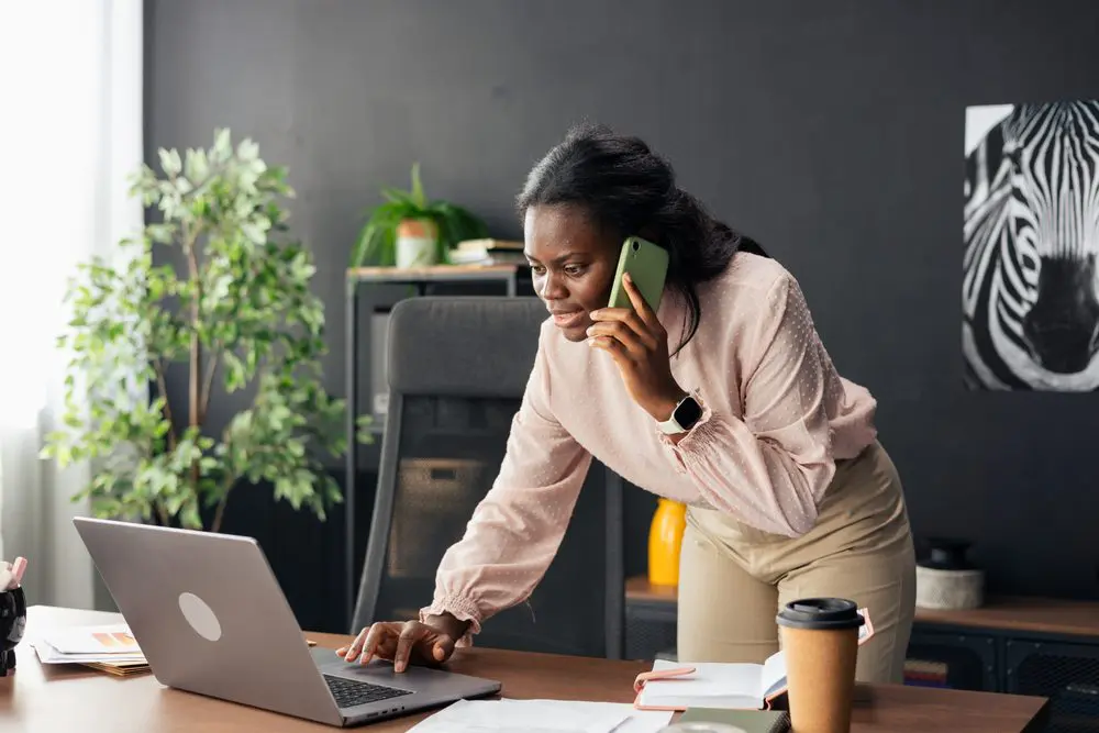 Vivir para trabajar tiene nombre: esto es el Síndrome del Tupper Mujer oficina síndrome del tupper