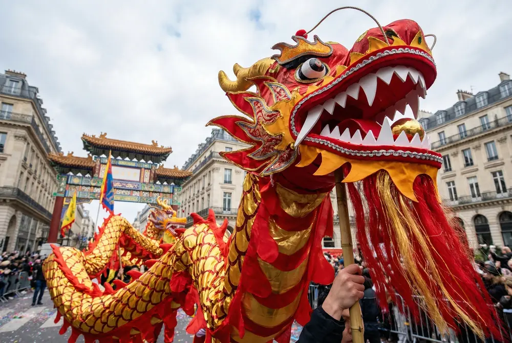 danza del dragón en la calle de la ciudad para el Año Nuevo Chino 2026