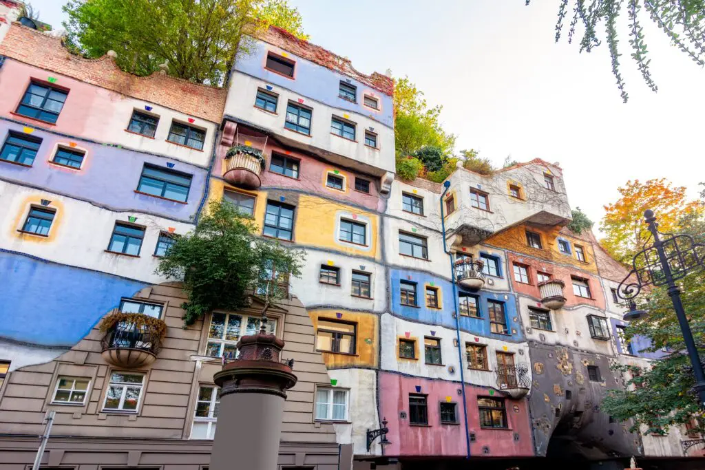 6 construcciones coloridas que desafían el mundo de los tonos neutros Edificios coloridos