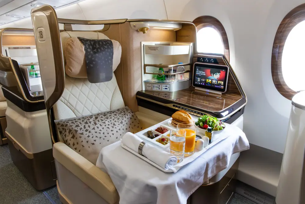Las aerolíneas más lujosas del mundo: suites privadas, chefs exclusivos y vuelos de hasta 30. 000 dólares Las aerolíneas más lujosas del mundo: suites privadas, chefs exclusivos y vuelos de hasta 30. 000 dólares