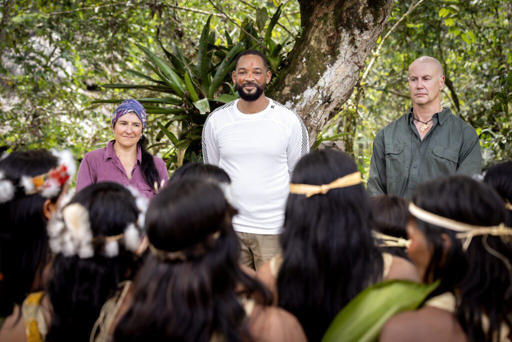 Así fue como el doctor veneno y will smith encontraron la serpiente más grande del mundo (de izquierda a derecha): la líder de la expedición carla pérez, will smith y el profesor de toxicología bryan fry se reúnen con el pueblo waorani en la selva ecuatoriana. (crédito: national geographic/kyle christy)