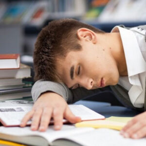 Dejo todo para última hora y el día antes me trasnocho estudiando con uno o dos amigos