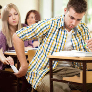 Si ayudar a sus amigos que no estudiaron es hacer trampa, entonces sí