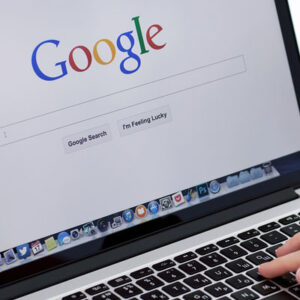 Busca restaurantes en google y le cuenta las mejores opciones que encontró para que su amigo escoja