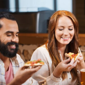 Analizan cuál es el restaurante que más le gusta a los dos y van a ese