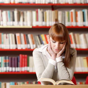Le digo a mis compañeros que nos reunamos a estudiar juntos en la biblioteca