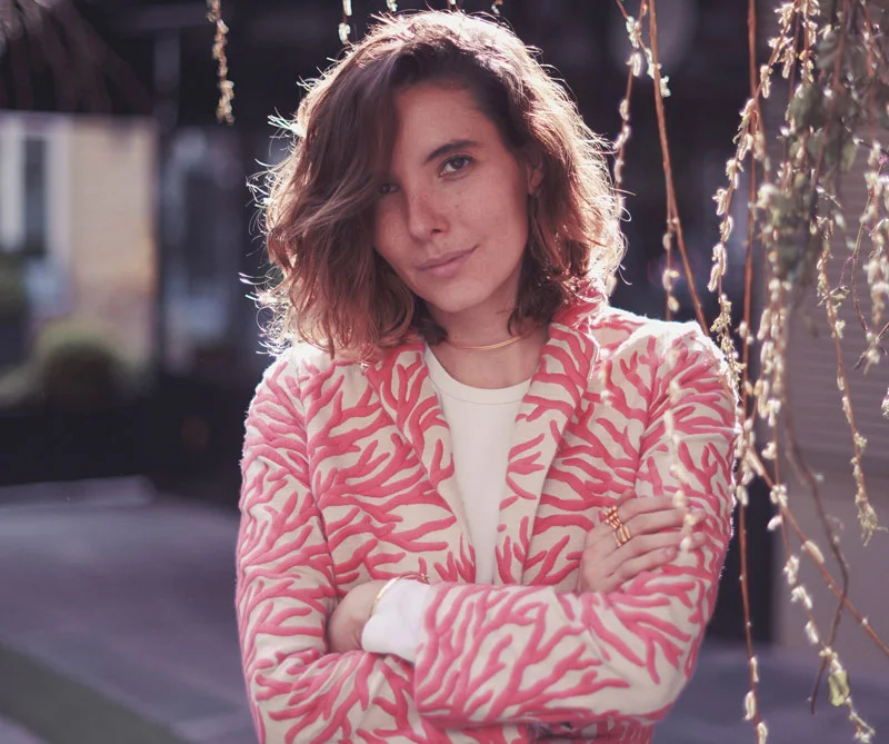 Daniela Bahamón, creadora de Maison Alma, triunfa con sus abrigos de tela para tapizar