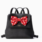 En una alianza con Disney, la marca presentó una colección de 21 piezas que incluía mochilas, bolsos y joyas inspiradas en Minnie Mouse.