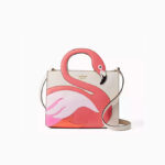 Una versión del clásico Sam de Kate Spade. Fiel a su estilo divertido, los flamingos también fueron parte esencial en algunos de sus diseños.