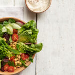 Receta de ensalada de cogollos de tudela, garbanzos, yogur y tahine