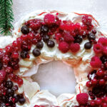 Receta: Pavlova con frutos rojos, un postre perfecto para la Navidad