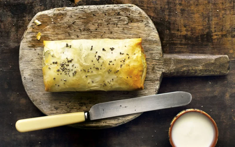 Receta de banitsa con espinacas y queso feta para compartir en familia