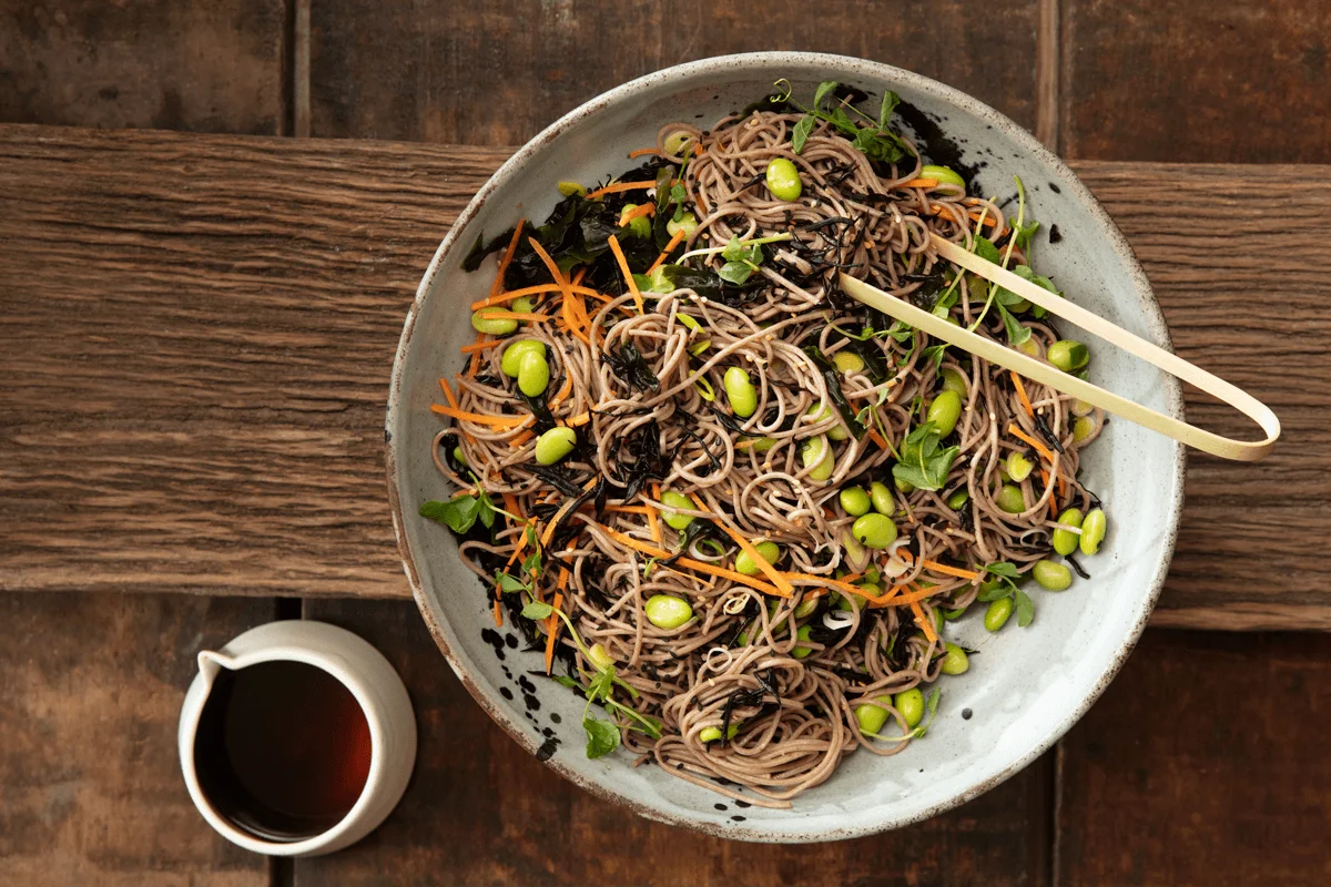Aprenda a hacer en casa esta deliciosa ensalada de fideos soba