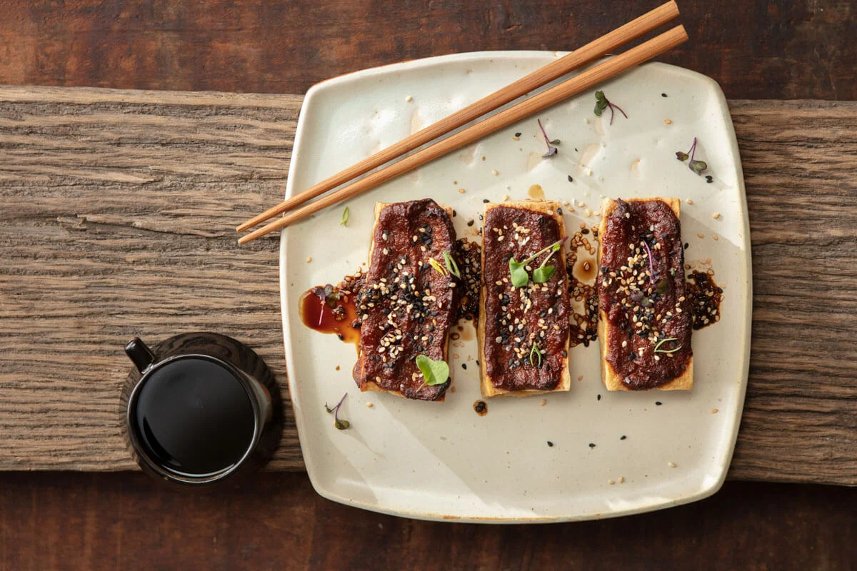 ¿Le gusta la comida japonesa? Esta receta de tofu asado le encantará