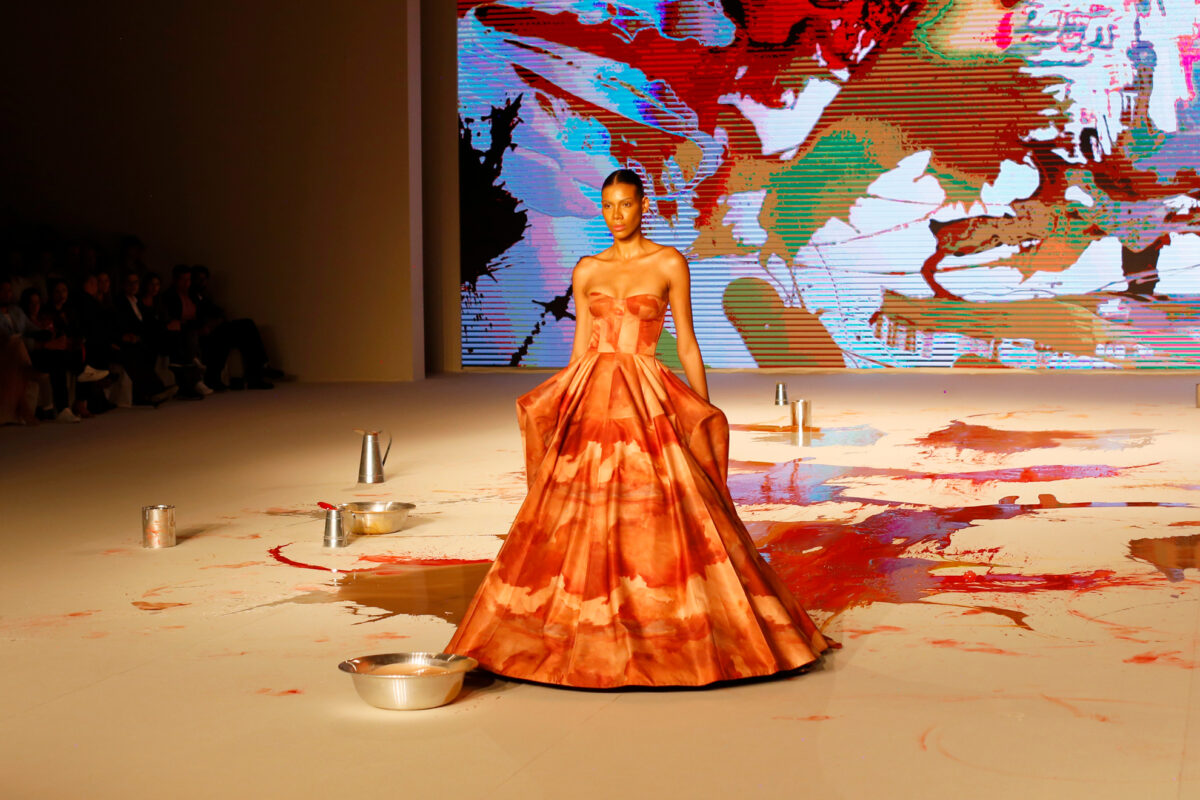 El arte de Maria Elena Villamil inaugura Colombiamoda 2023