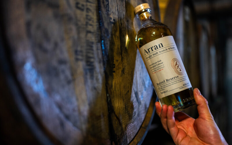 Descubrir el encanto de Arran Single Malt Whisky es como sumergirse en la esencia de la ‘Escocia en miniatura’