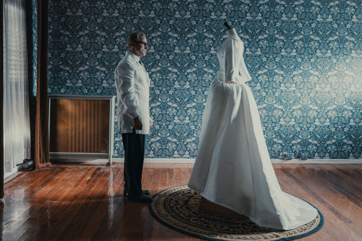 La historia del diseñador Cristobal Balenciaga llega a Star+