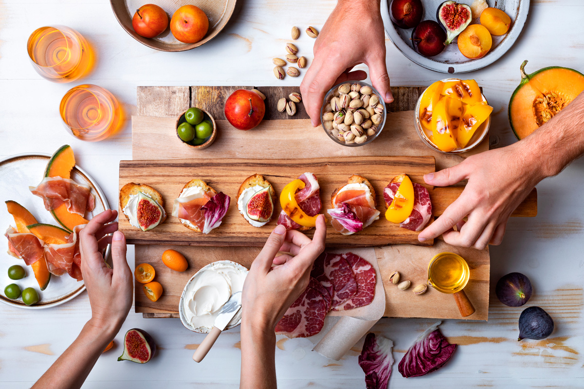 Aprenda a armar una mesa con estos kits de jamones, quesos y frutas