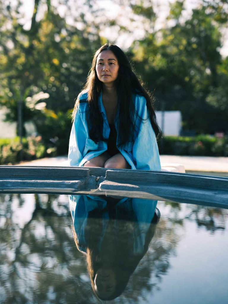 Kind of kindness: el incómodo tríptico del director de poor things, yorgos lanthimos