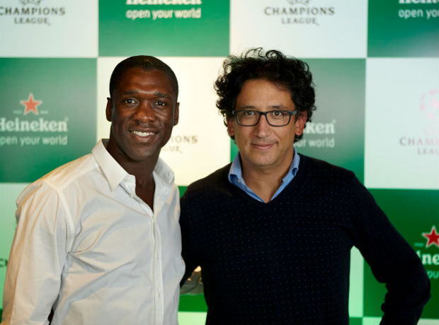Clarence Seedorf con algunos hinchas del fútbol.