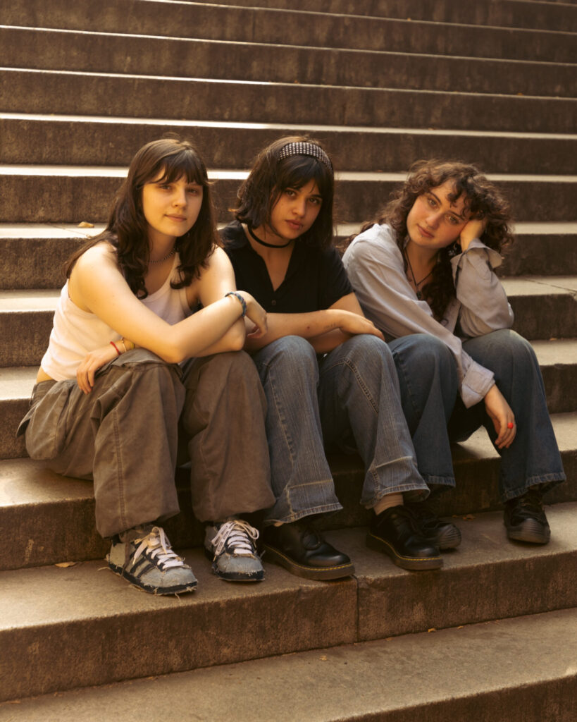 "en nuestro ambiente, lo raro es escuchar una canción de bad bunny", dice tríada