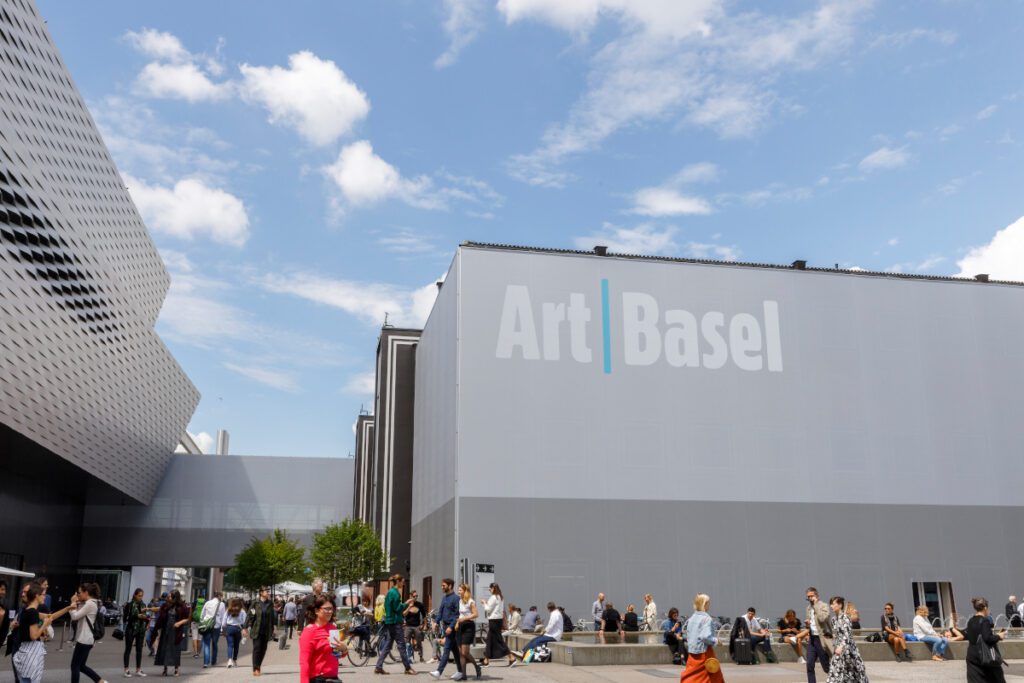 Casas riegner en art basel 2020: una de las ferias de arte más importantes Art_basel_2019