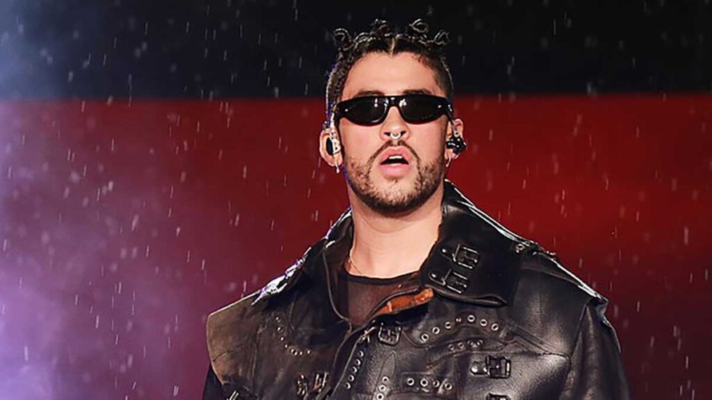 La caída de bad bunny por lanzar un celular La caída de bad bunny por lanzar un celular
