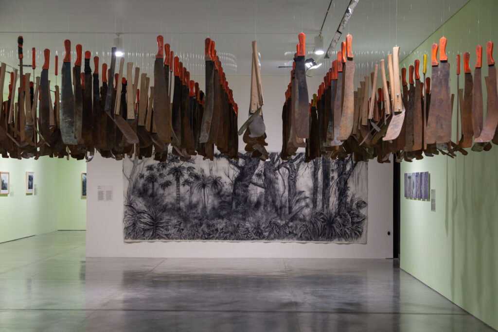 La buena vida: 70 años de arte contemporáneo en colombia Bamba, martillo y
refilón (instalación,
2010), de fabio
melecio palacios.