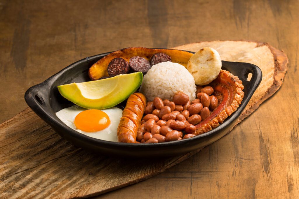 ¿dónde llevar a un turista a probar la gastronomía colombiana que no sea andrés carne de res? Gastronomía colombiana / bandeja paisa