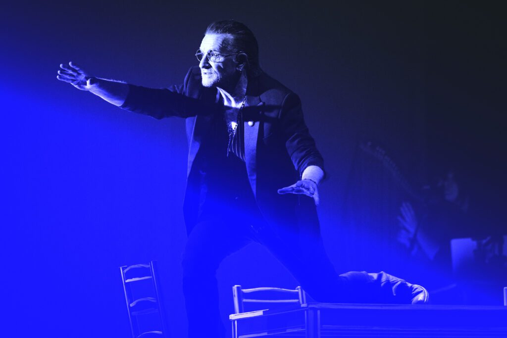 El angustiante pasado familiar y otras historias personales de bono, líder de u2, en apple tv+ Bono en su espectáculo más personal: stories of surrender