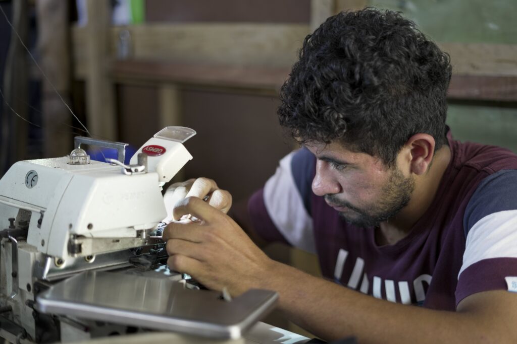 Hilos de esperanza: la historia de un excombatiente que encontró la paz en la costura Hilos de esperanza: la historia de un excombatiente que encontró la paz en la costura