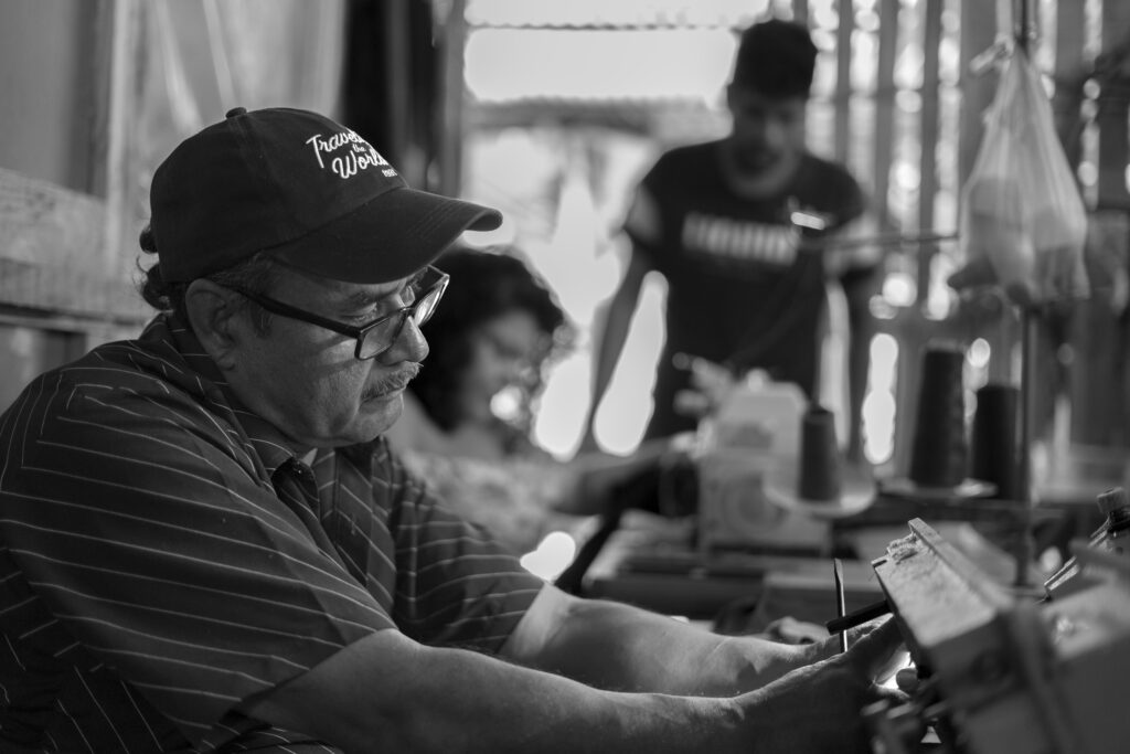 Hilos de esperanza: la historia de un excombatiente que encontró la paz en la costura Hilos de esperanza: la historia de un excombatiente que encontró la paz en la costura