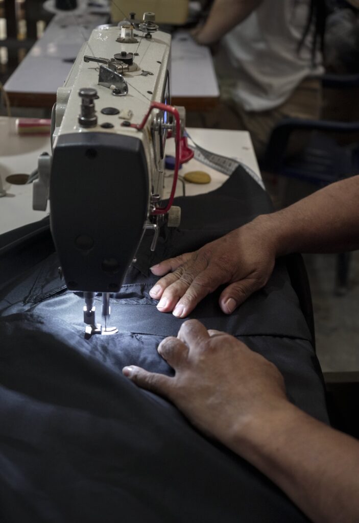 Hilos de esperanza: la historia de un excombatiente que encontró la paz en la costura Hilos de esperanza: la historia de un excombatiente que encontró la paz en la costura