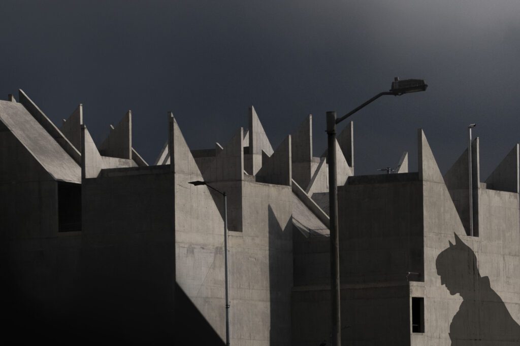 'bogotham', la serie de fotografías de susana carrié que retrata el imaginario sobre bogotá Susana carrié