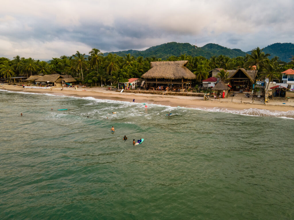 La playa de Palomino con el Selina de fondo / Cortesía Selina Palomino.