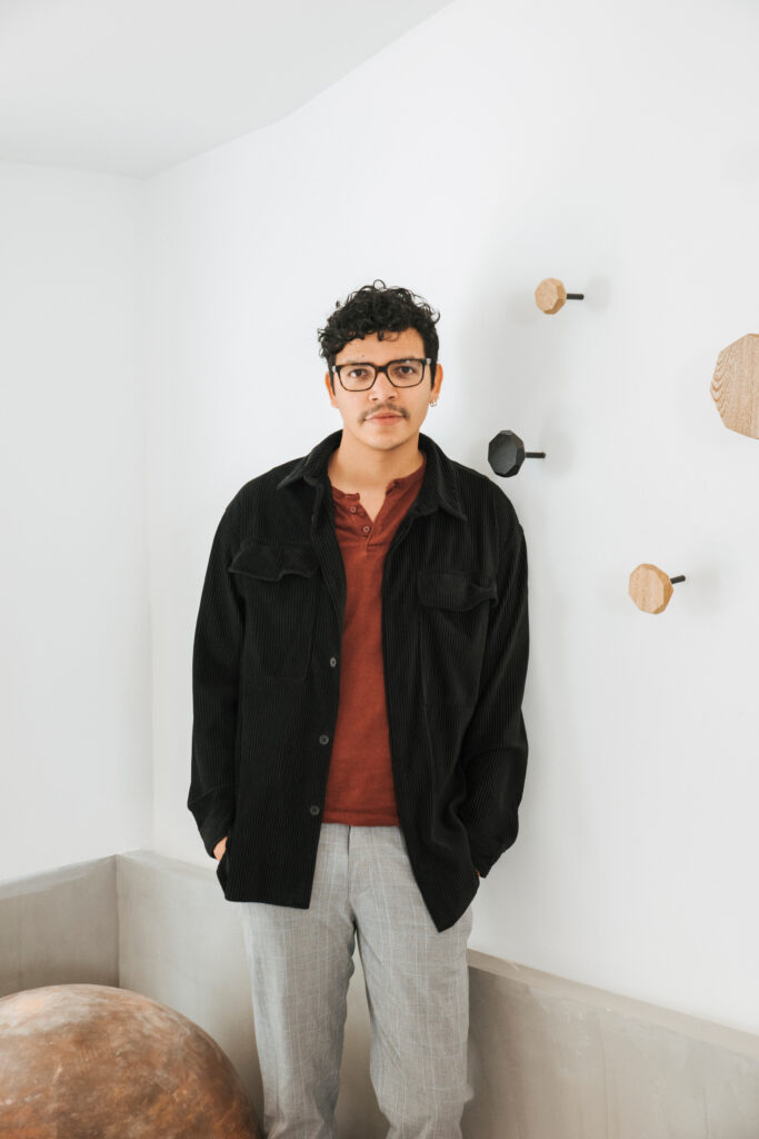 "una chispa y un plan se encuentran y así surge el libro", dice el escritor pedro lemus "una chispa y un plan se encuentran y así surge el libro", dice el escritor pedro lemus