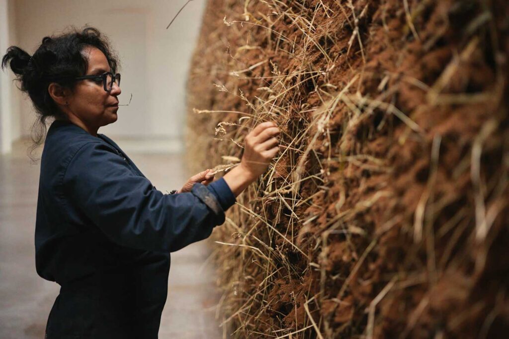 El arte terrenal de la colombiana delcy morelos en nueva york El abrazo delcy morelos