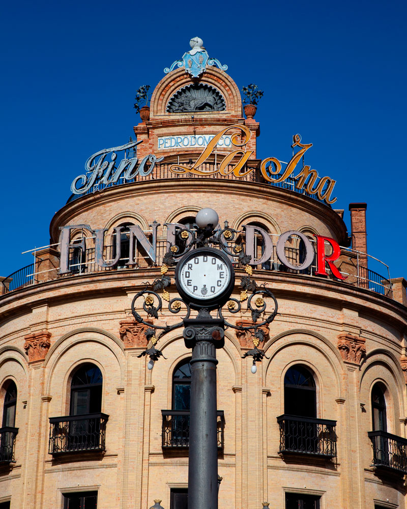 Conozca jerez de la frontera, un destino inolvidable en españa El edificio el gallo azul jerez